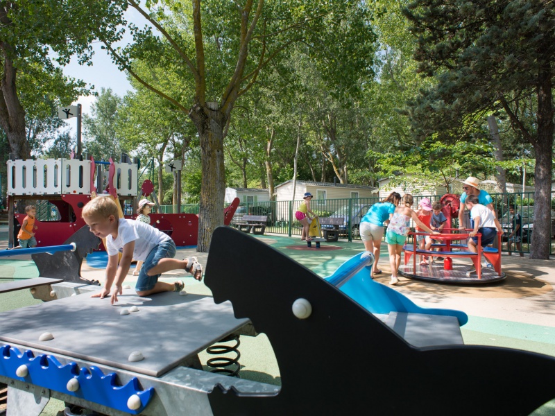 Les enfants rigolent ensemble.