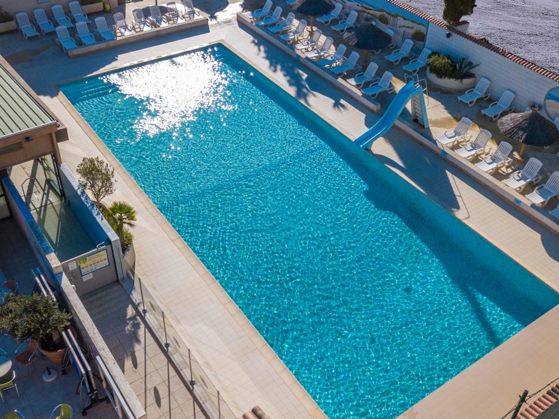 Piscine extérieure, vue de drone, du Camping Abri de Camargue en septembre 2020