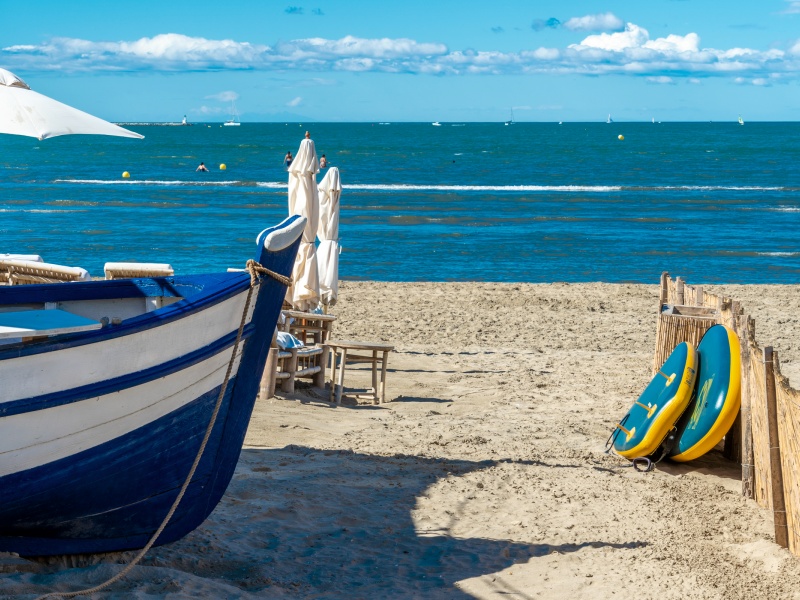 Bateau de pêcheur en bord de plage au Grau-du-Roi