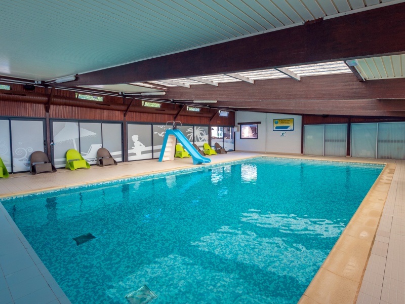 Piscine d'intérieur du Camping Abri de Camargue en septembre 2020