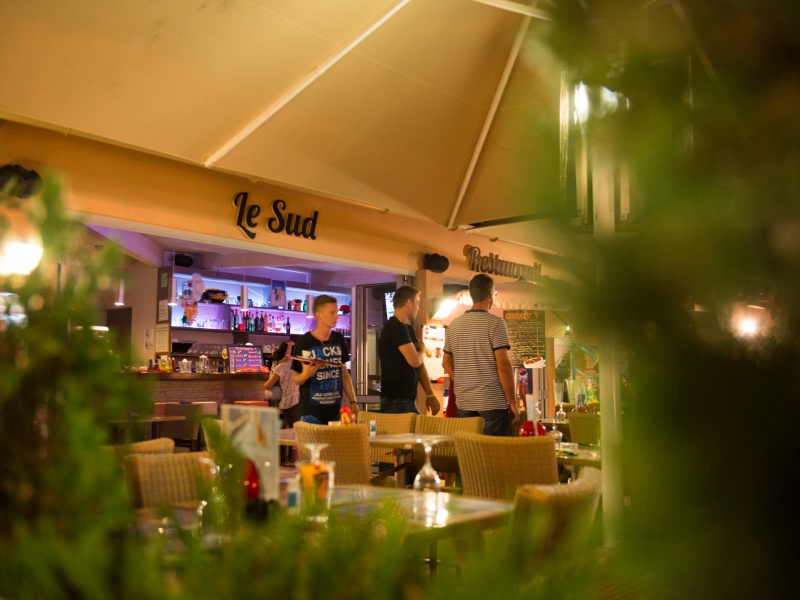 Le restaurant Le Sud en soirée