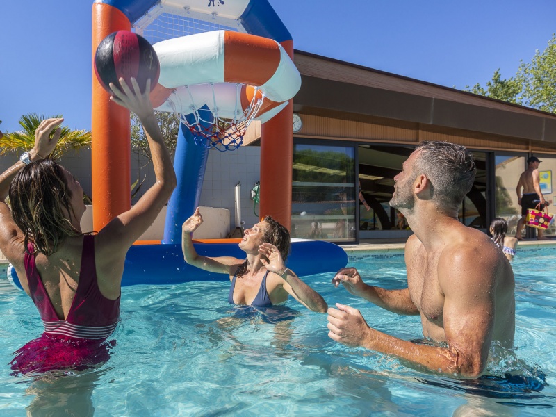 Les jeux aquatiques sont très appréciés des usagers du camping en pleine saison