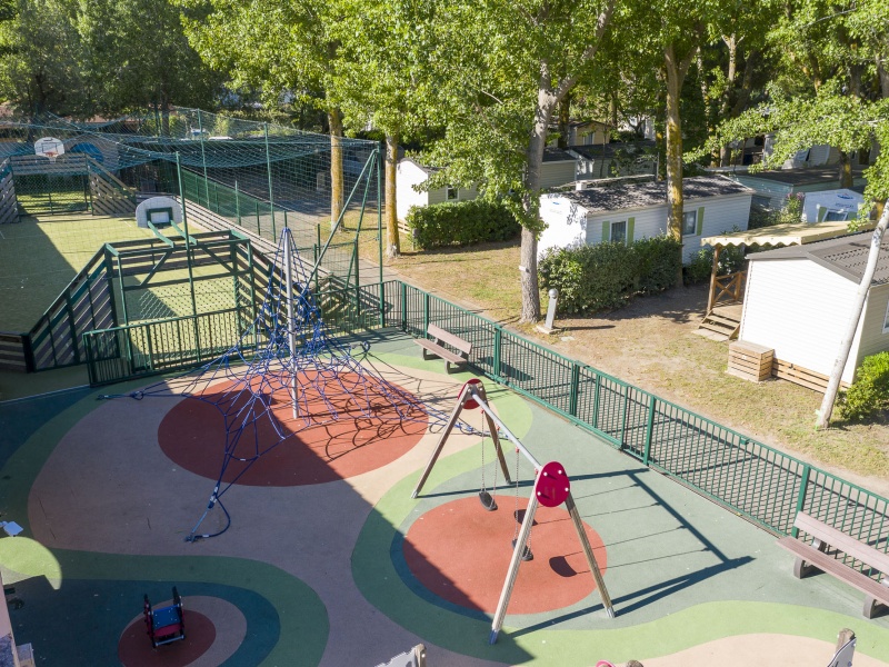 Accolée à la place du village, les terrains de jeux, le parc enfants et multisports permettent de se dépenser sans compter