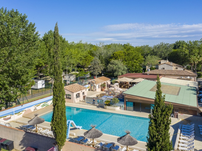 Les piscines, l'une couverte, l'autre d'extérieure se greffe à la terrasse et au restaurant près de l'entrée principale