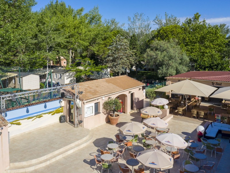 Vue du ciel de la terrasse du camping avec regard sur la scène 