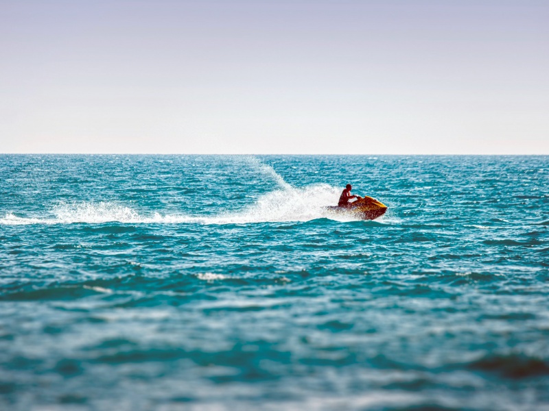 Location Jet Ski au Grau-du-Roi (crédit photo Bas van den Eijkhof @Unsplash)