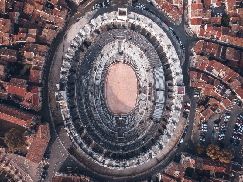 Arènes d'Arles vue du ciel (crédit photo de Lucas Miguel @Unsplash)