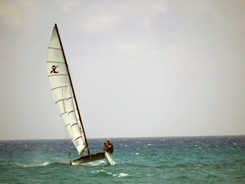 Catamaran de location, Grau-du-Roi (crédit photo Brett Jordan @Unsplash)