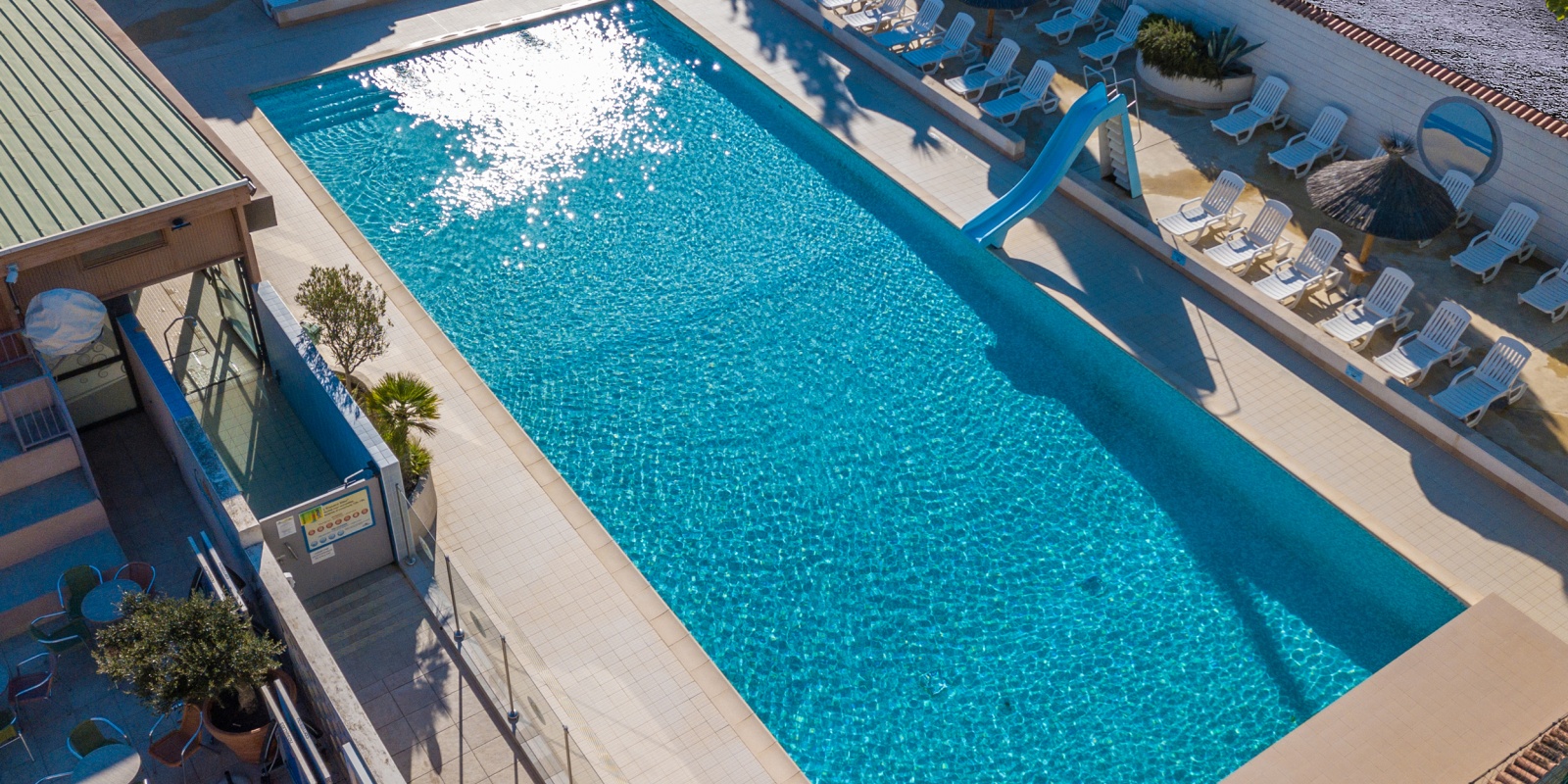 Piscine extérieure, vue de drone, du Camping Abri de Camargue en septembre 2020