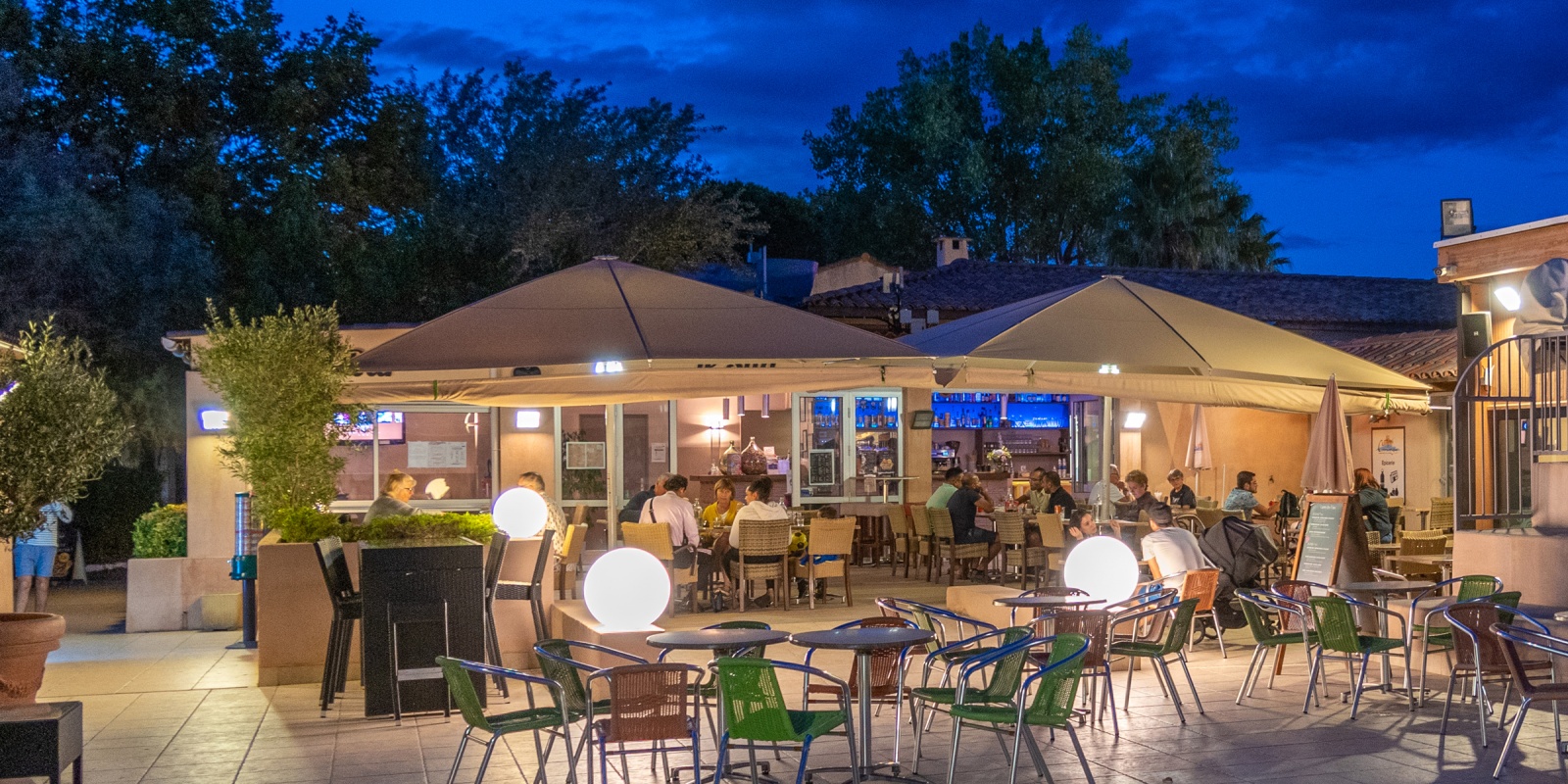 Camping Abri de Camargue : terrasse restaurant le Sud septembre 2020