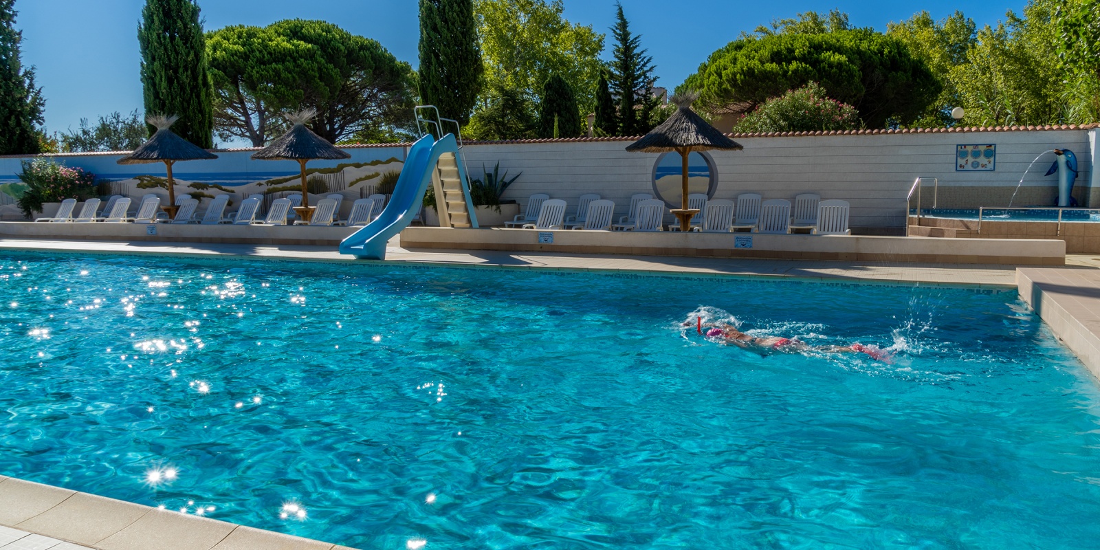 Piscine extérieure du Camping Abri de Camargue en septembre 2020