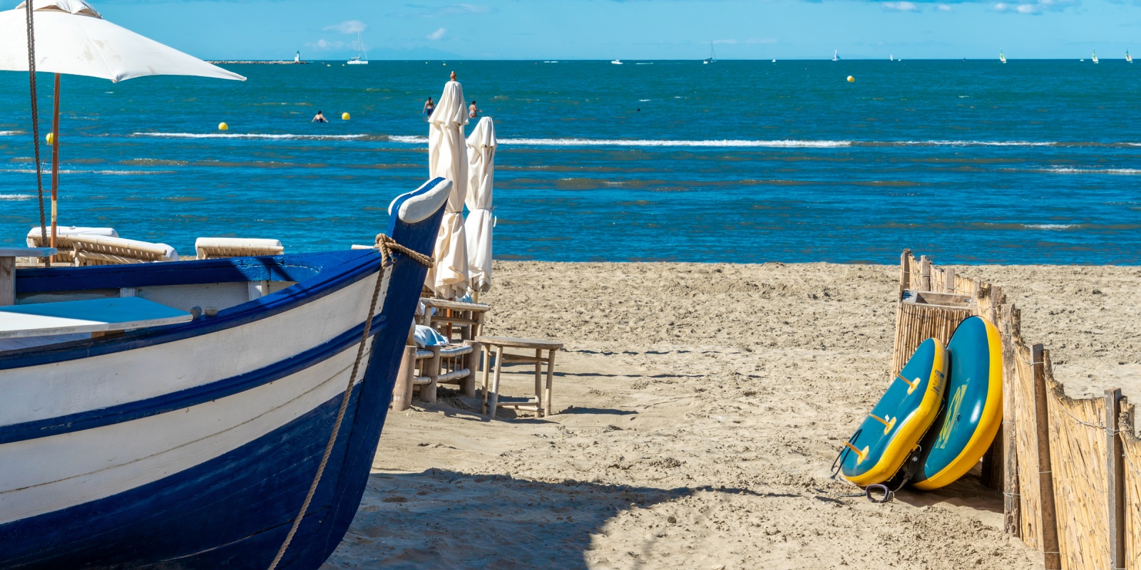 Bateau de pêcheur en bord de plage au Grau-du-Roi