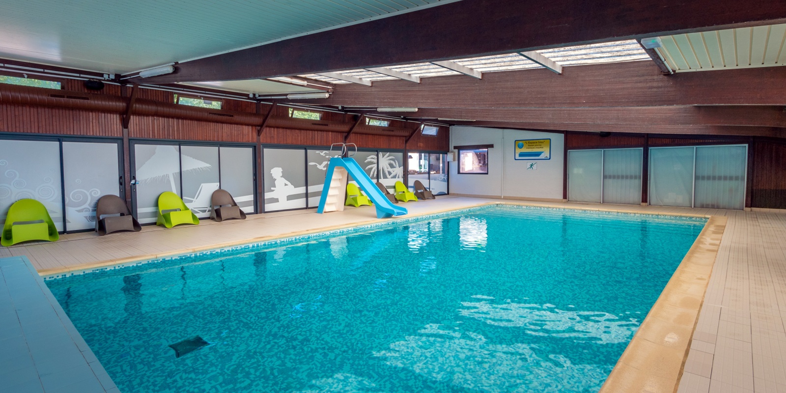 Piscine d'intérieur du Camping Abri de Camargue en septembre 2020