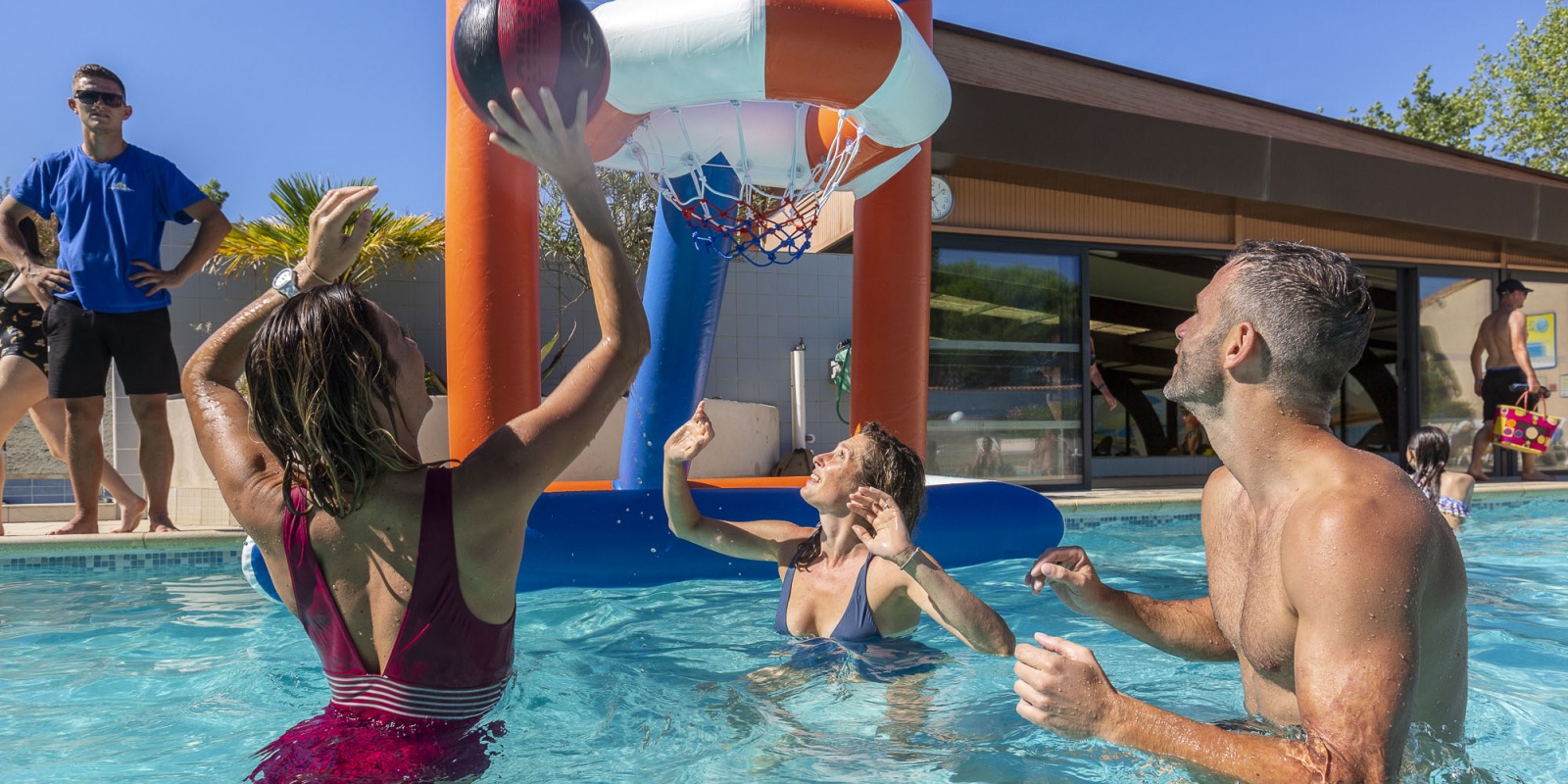 Les jeux aquatiques sont très appréciés des usagers du camping en pleine saison