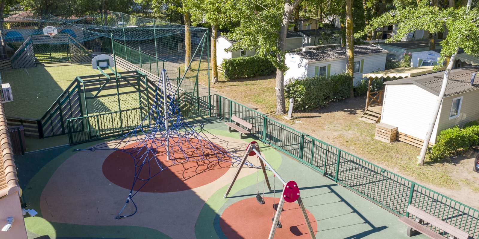 Accolée à la place du village, les terrains de jeux, le parc enfants et multisports permettent de se dépenser sans compter