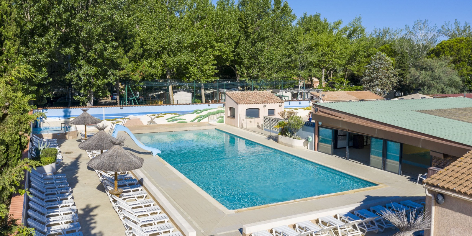 Place du village du camping, chacun profitera de son loisir ou d'un espace de détente au gré de ses envies