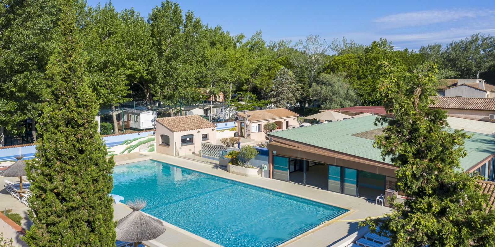 Bénéficiant de deux piscines, notre camping s'intègre dans un site très arboré