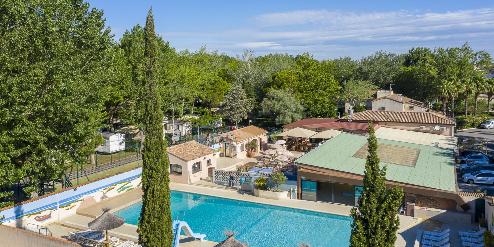 Les piscines, l'une couverte, l'autre d'extérieure se greffe à la terrasse et au restaurant près de l'entrée principale