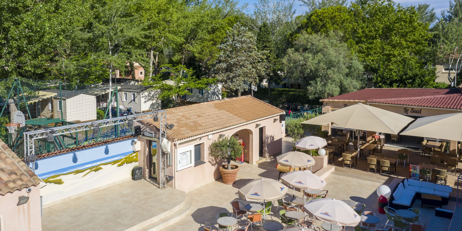 Vue du ciel de la terrasse du camping avec regard sur la scène 