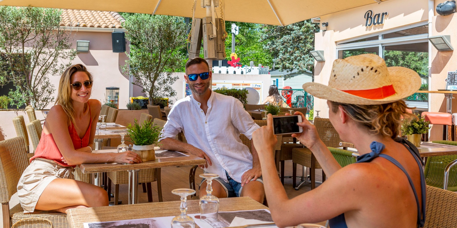 Moment de détente entre amis, au restaurant le Sud, camping Abri de Camargue